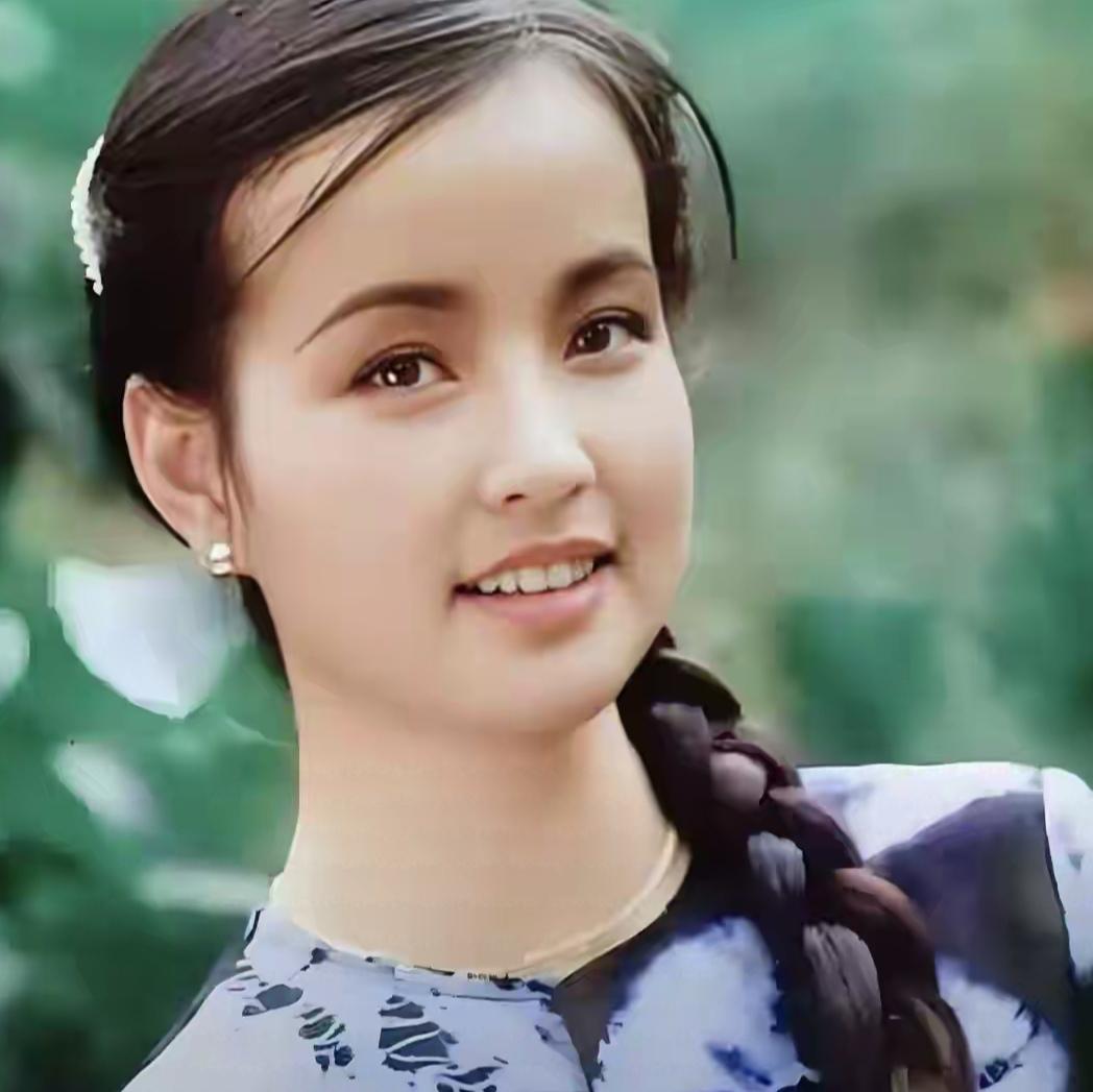刘晓庆有着超强的生命力，她的性格多半遗传自妈妈，她的妈妈刘慧华解放前在重庆以公路