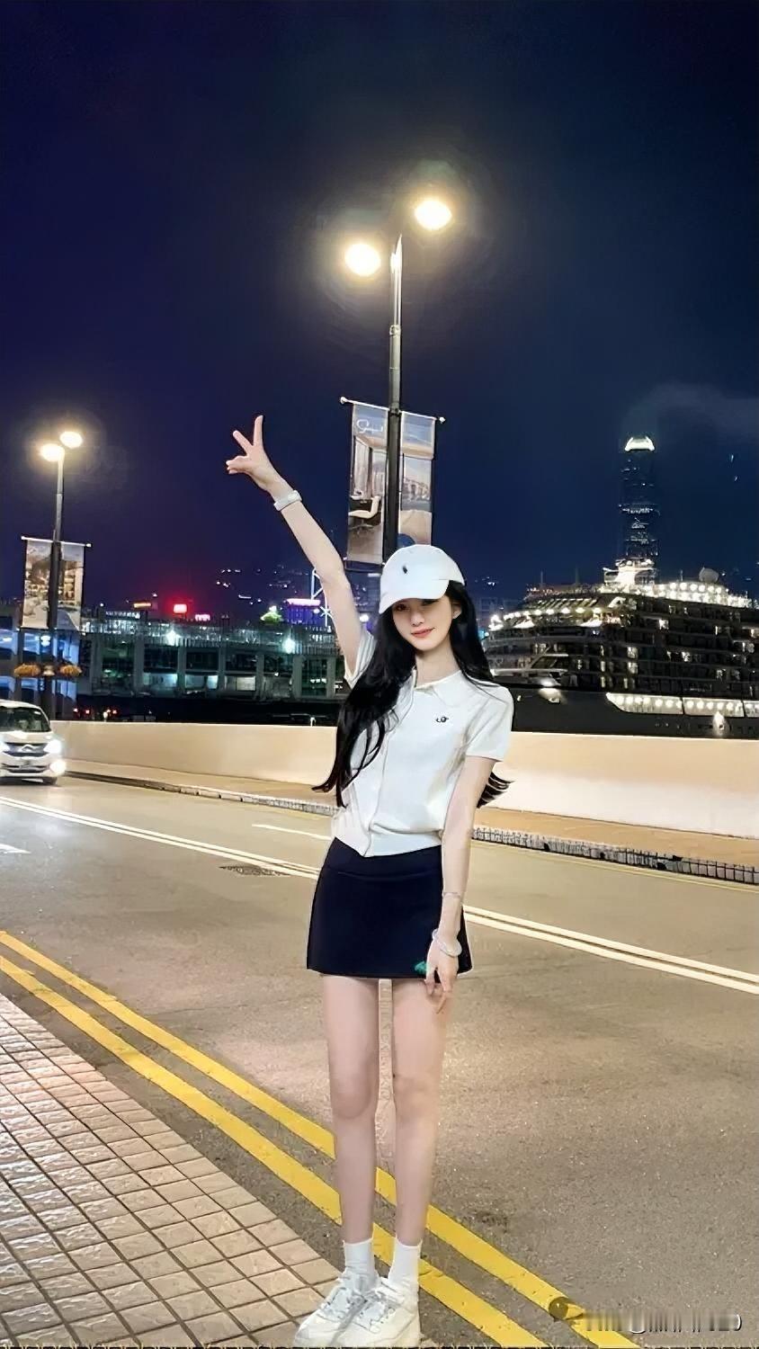 今晚夜跑没跑固定路线，人行道上随便拐，拐到哪算哪🚦

瑜伽、撸铁、夜跑，我高兴