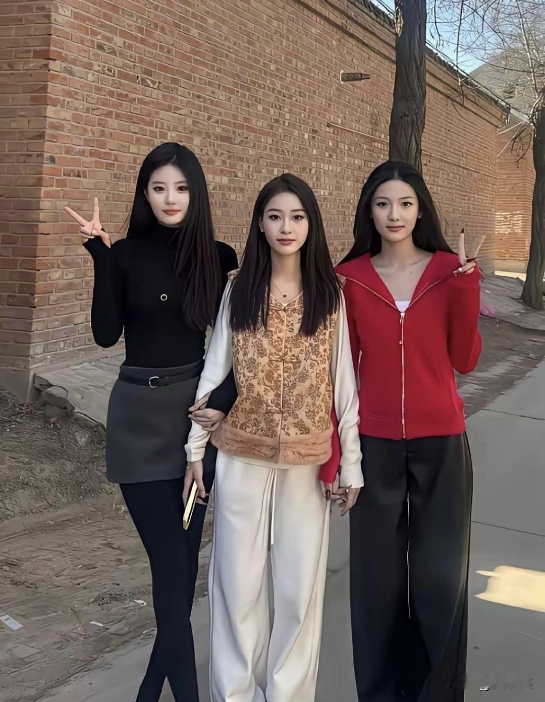 都说黑衣女生是农村人，有什么依据？