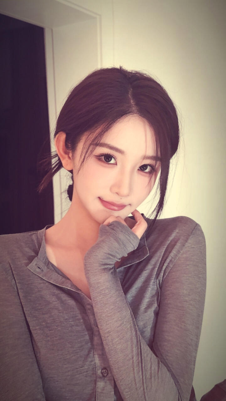 周诗雨居家风大片  周诗雨🍠更新日常居家风大片📸低扎发眼镜look慵懒温柔松