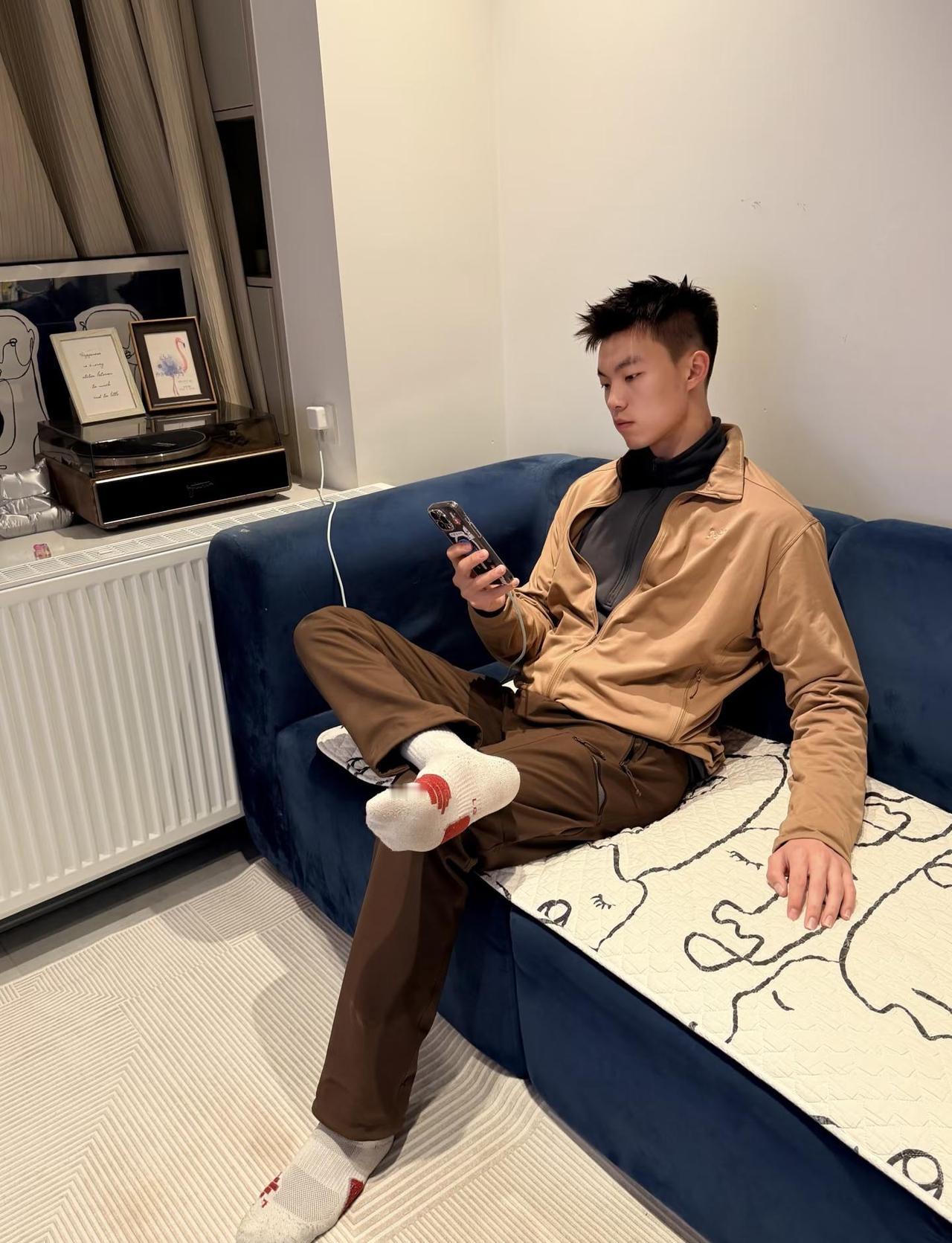 1️⃣起去徒步吧～
山尖从云海里露出来，像笔尖蘸了淡墨。天是透亮的蓝，云是软白的