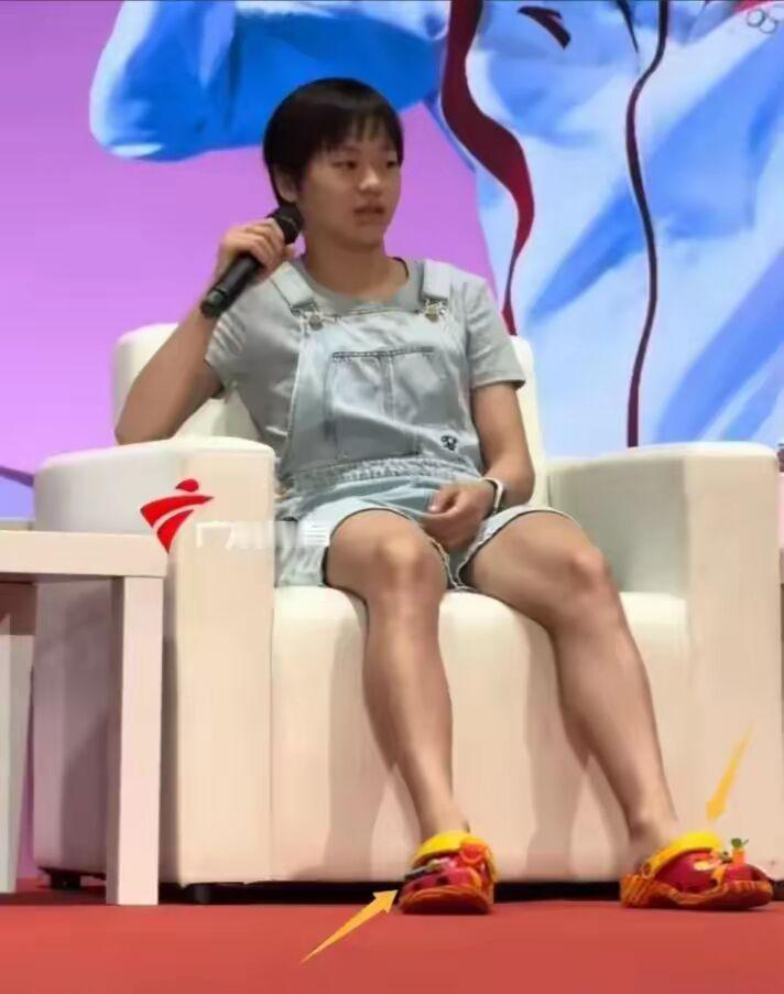 全红婵确实是太松弛了，穿着洞洞鞋就来参加广东实验中学的活动了。

当然也有人说，