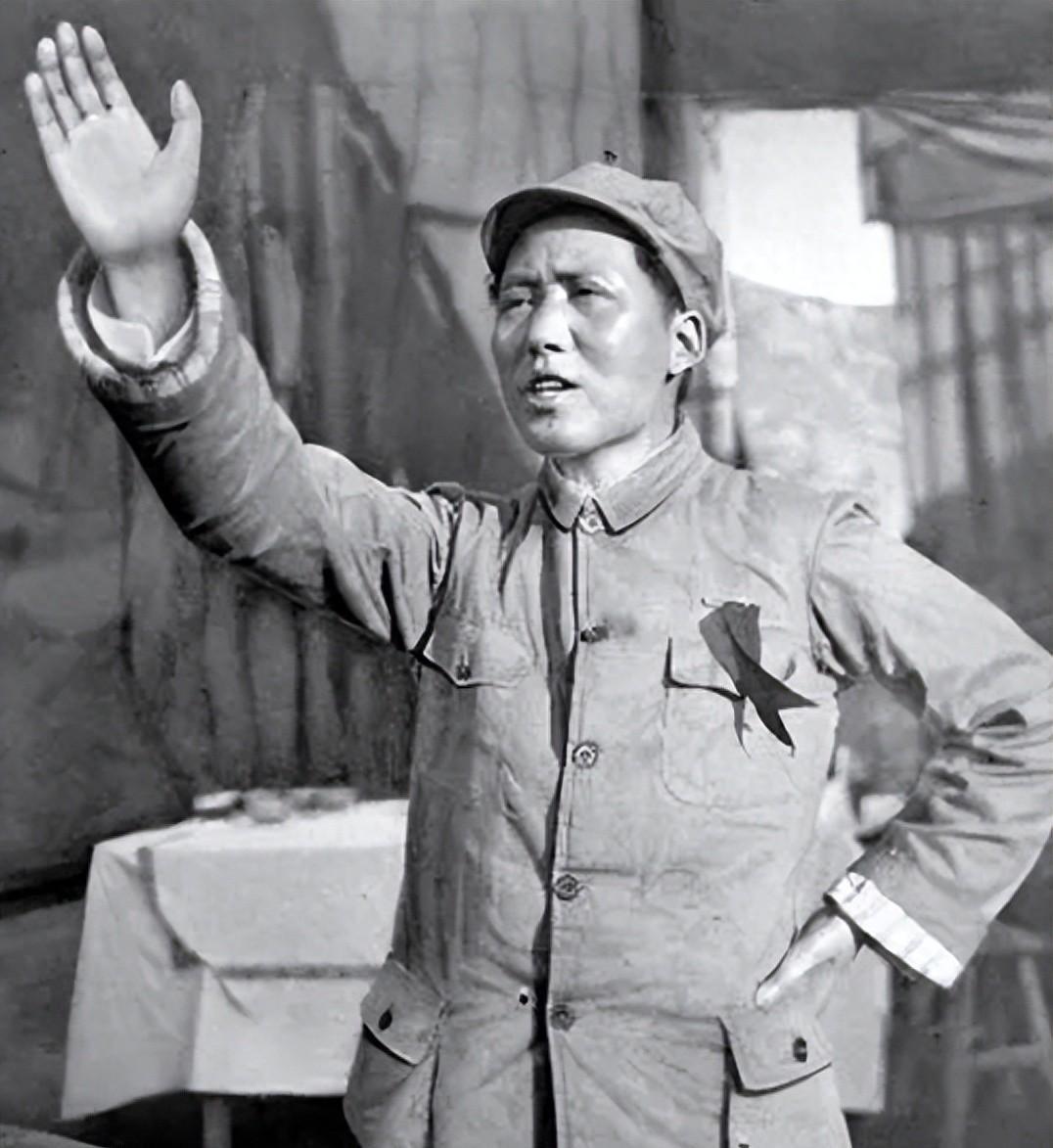 1956年毛主席家迎来一个小淘气，竟抓鱼缸里的金鱼玩耍，差点让小鱼没命，家人如何