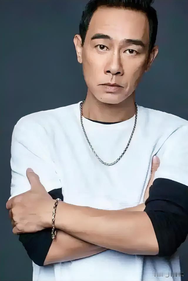 深耕舞台几十年，陈小春演唱会翻车太离奇，没想到老牌艺人巡演也会栽在细节上
 
熟