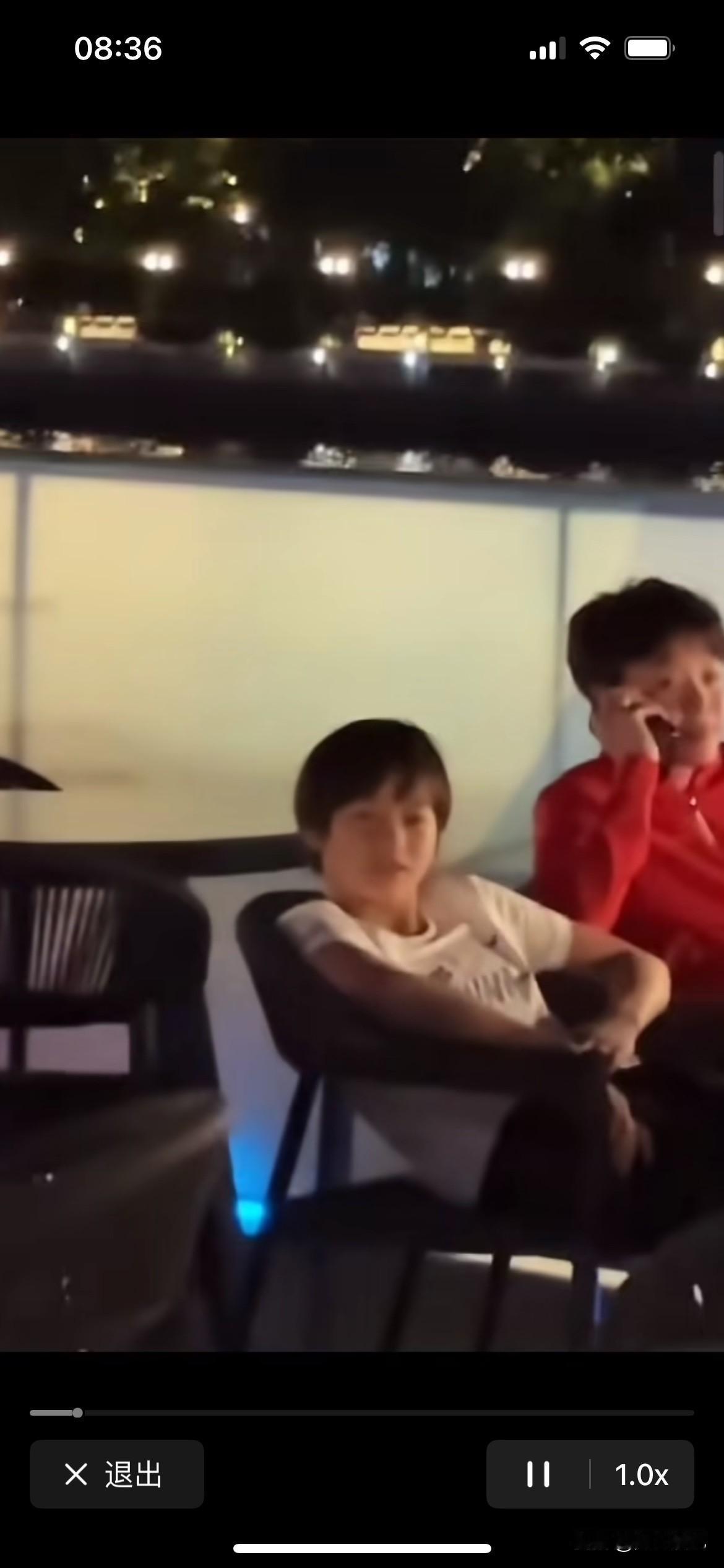 全红婵这孩子坐没有坐像，站没有站像，走路吊儿郎当的，嘻嘻哈哈搞怪可爱，真的不分场