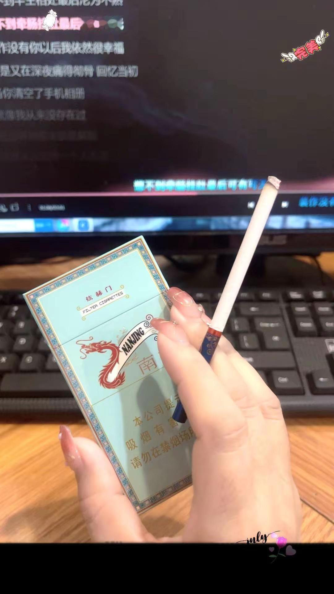 一个不抽烟的女人，手里突然拿着一根烟，别人肯定会说你变了，你学坏了！