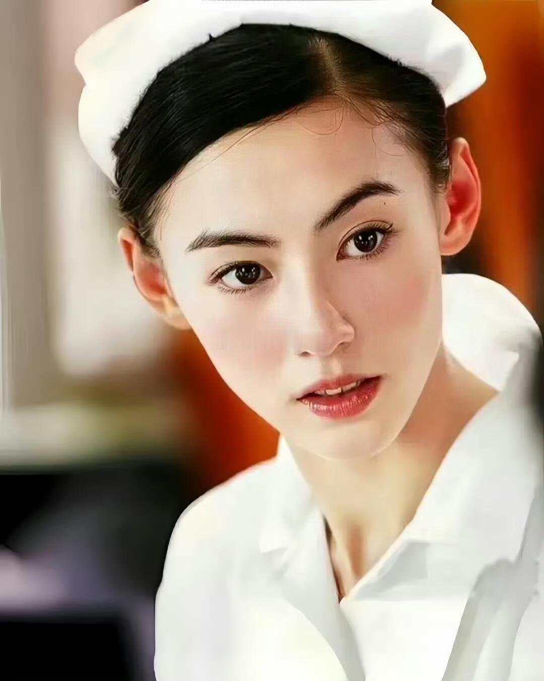 她一笑，我的青春瞬间被点亮了😭岁月带走的是时间，带不走的是她身上那股让人心动的