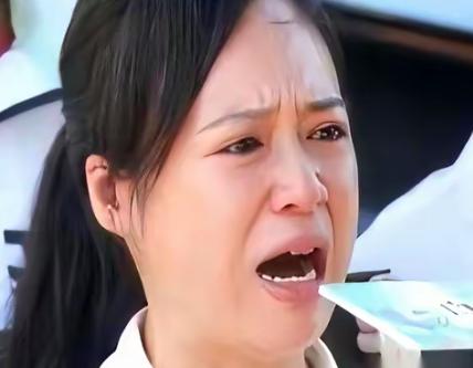中国越制裁我，就越“反华”。话刚落，纽约唐人街一家中餐馆后厨里一盆刚洗的碗“哐”
