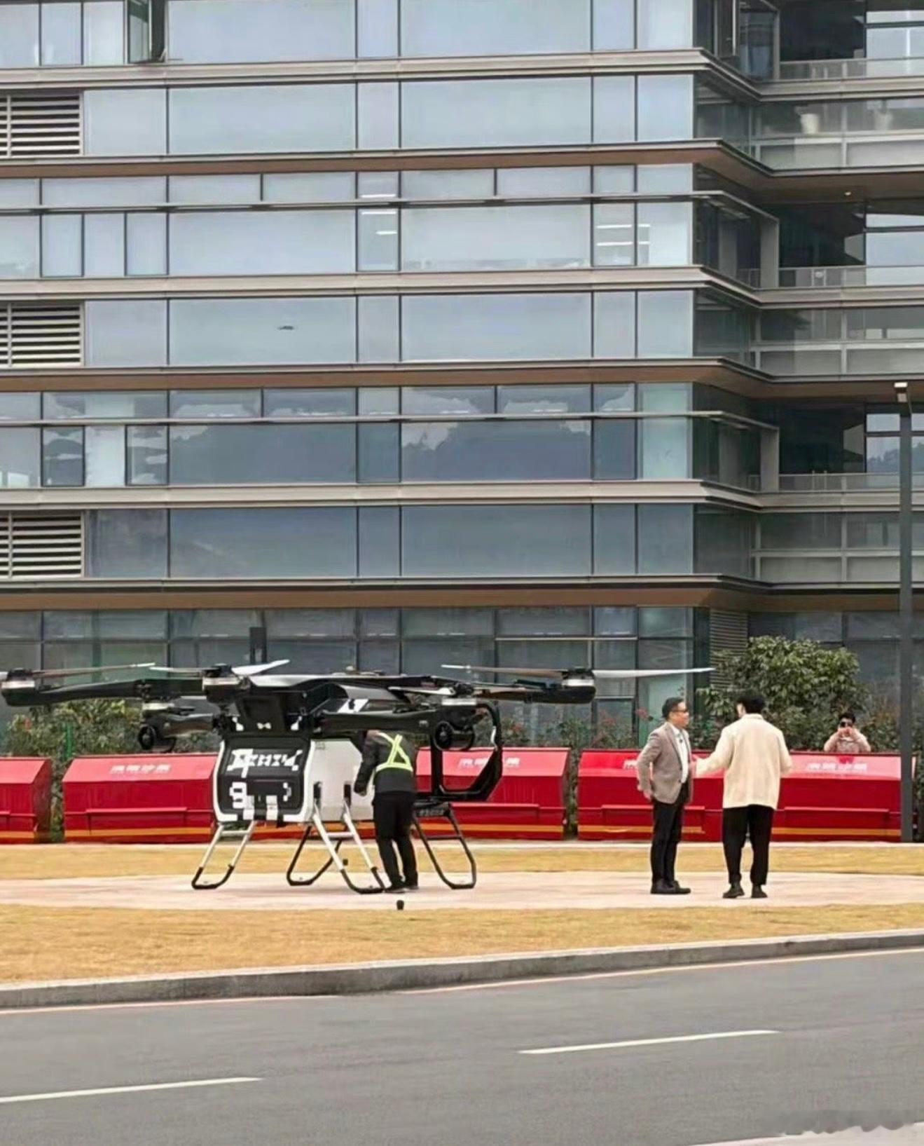 我说这是今年年会最炸的出场方式没人反驳吧，坐着还在调试的陆地航母飞行汽车直接降下