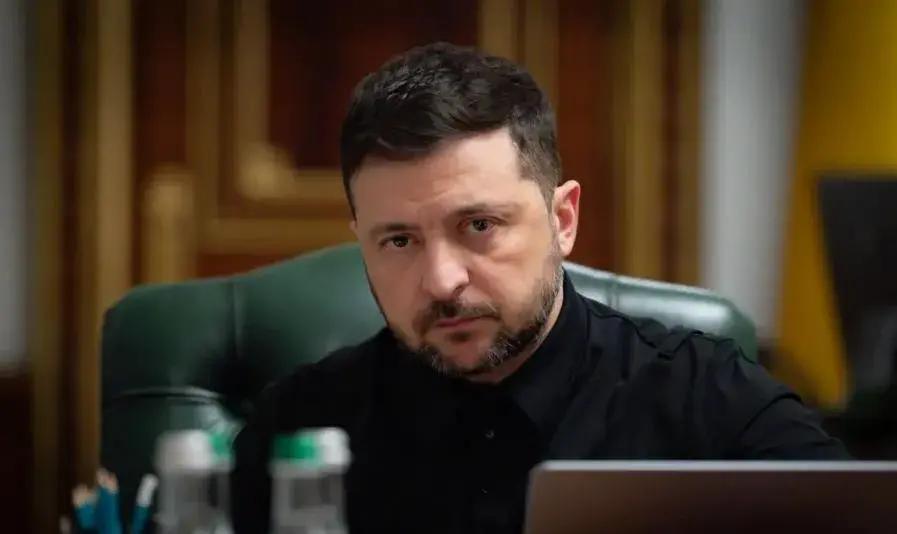 就在刚刚
 
乌克兰总统泽连斯基突然宣布了。
 
据多家媒体消息，泽连斯基称要清