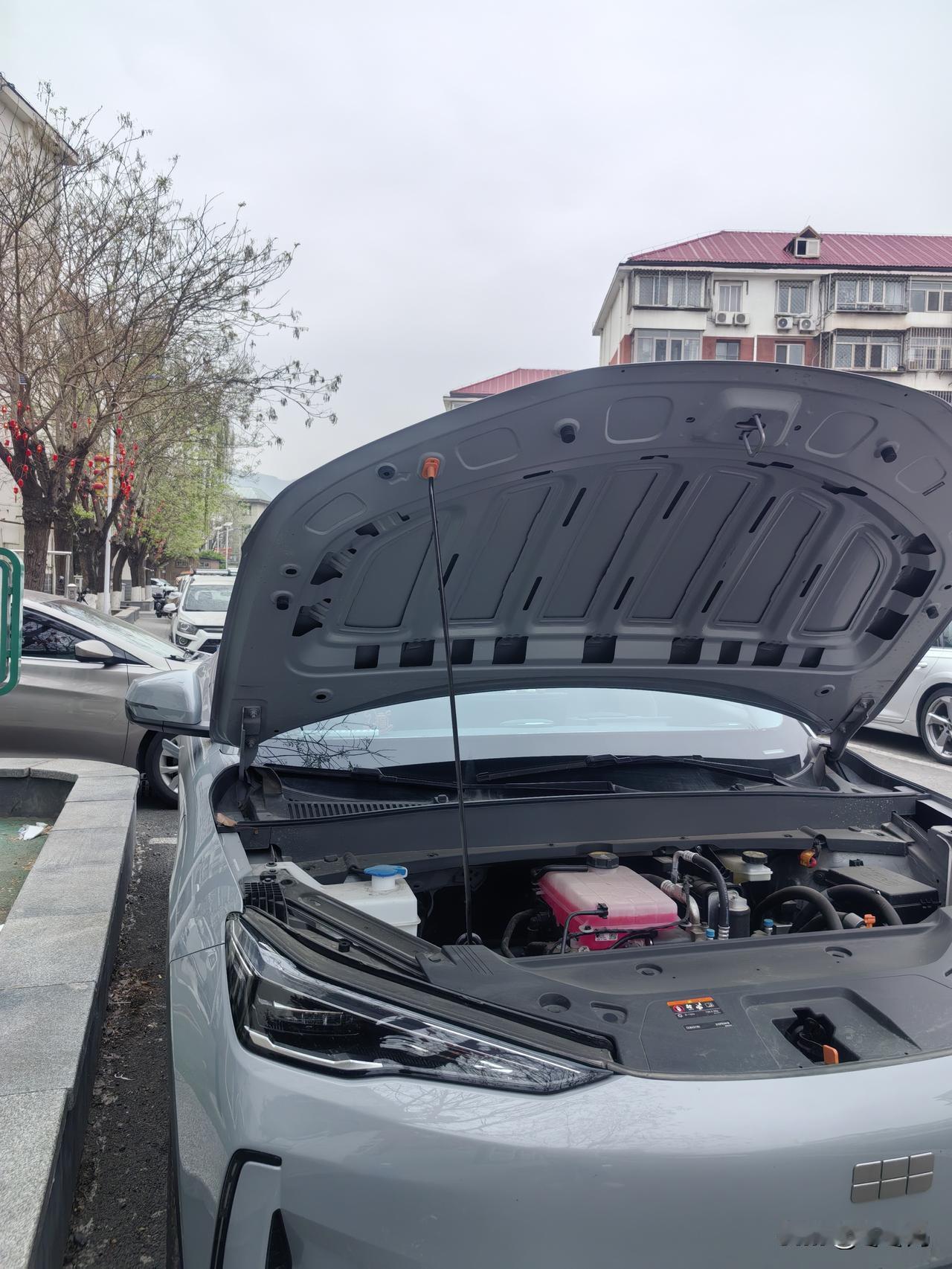 给车添点玻璃水
会上网的家庭妇女，就不算落后。以前开小红车时，我知道怎么加玻璃水