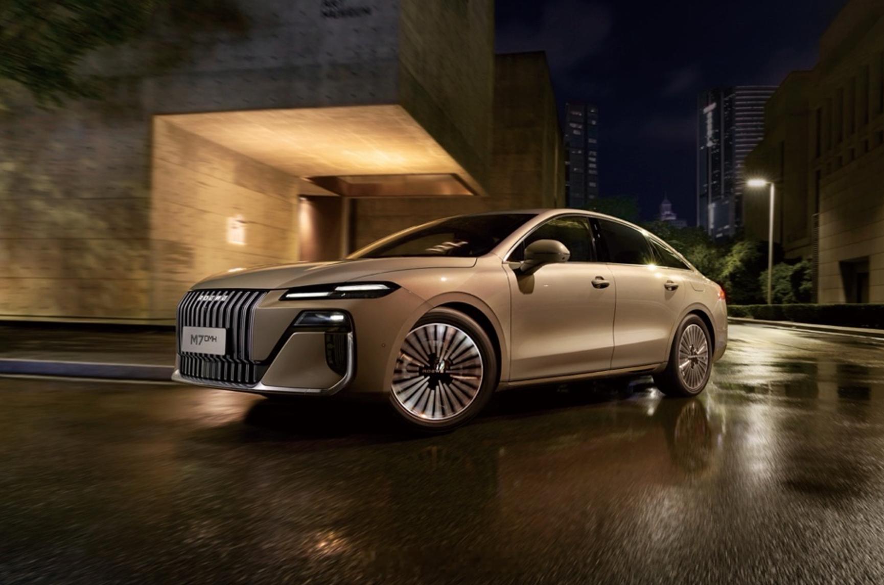 荣威M7 DMH，这次在广州车展主要展示“活人感”的豆包AI车机。豆包可以说是国