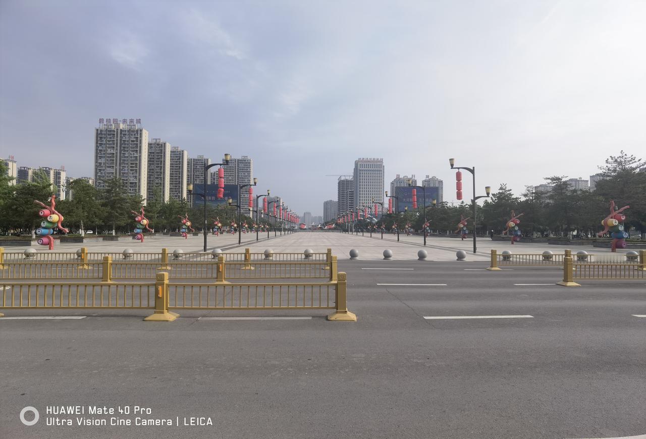 河南三门峡南高铁站及站前广场。已有20多年没来三门峡了。这个城市因著名的黄河三门