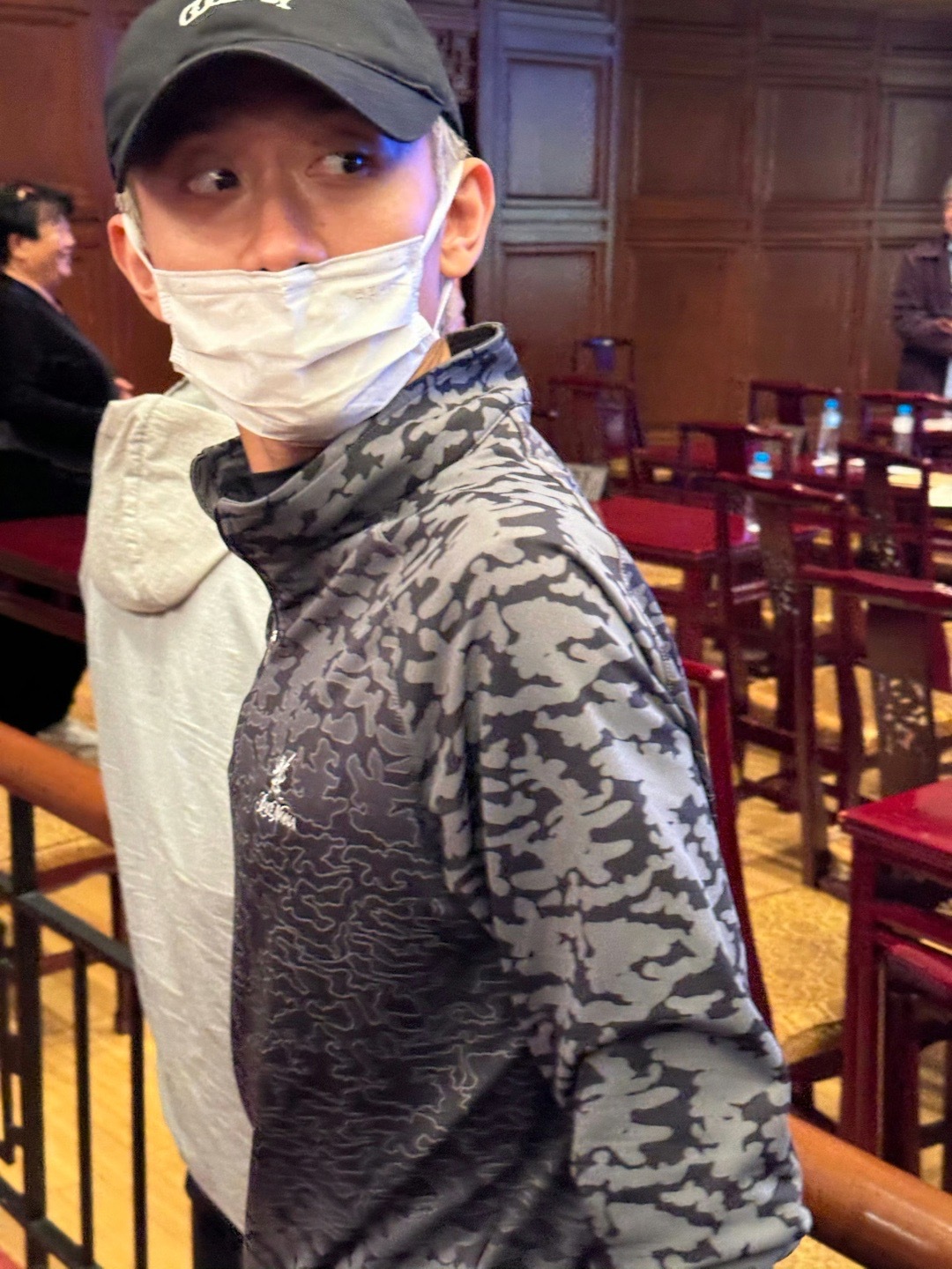 #偶遇张一山六小龄童看京剧##网友看京剧偶遇张一山和六小龄童# ​​​怎么头发白