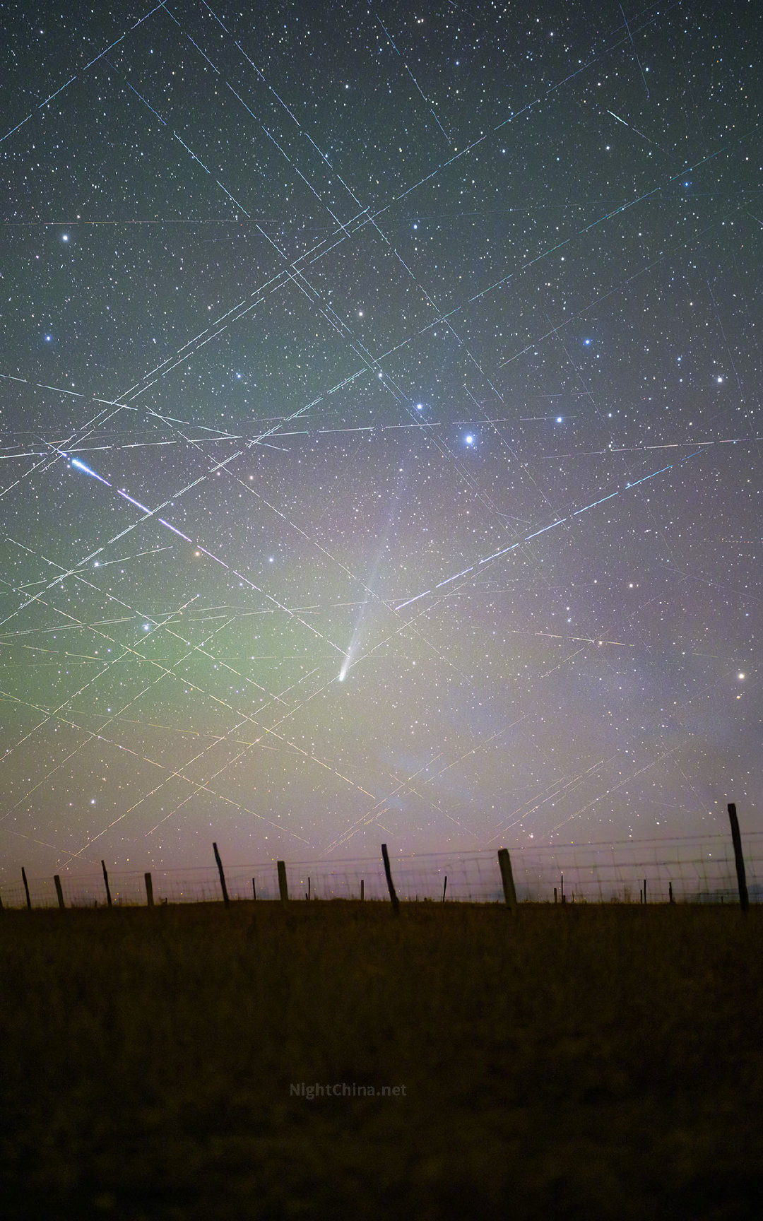 那些即使肉眼也能捕捉到的移动光点，是人类引以为傲的科技产物，却也是星空爱好者挥之