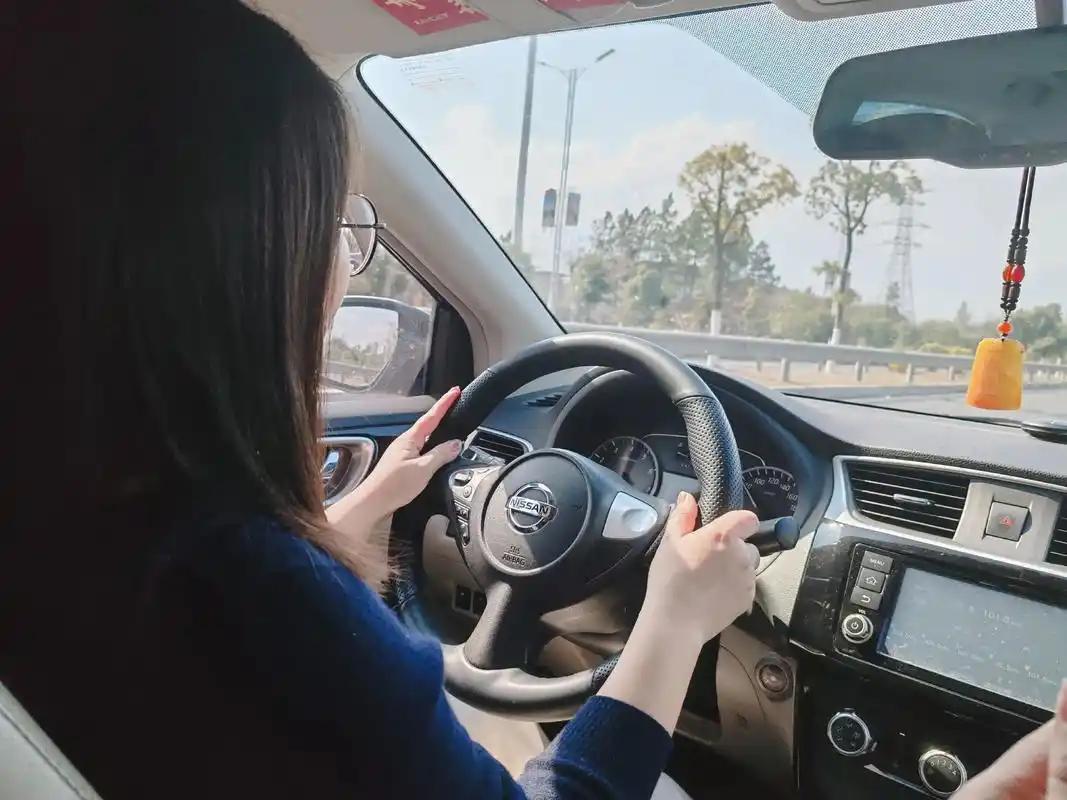 聪明的儿媳妇，确实很会办事。一家三口开自己家一台代步车，准备带公公婆婆去旅游。