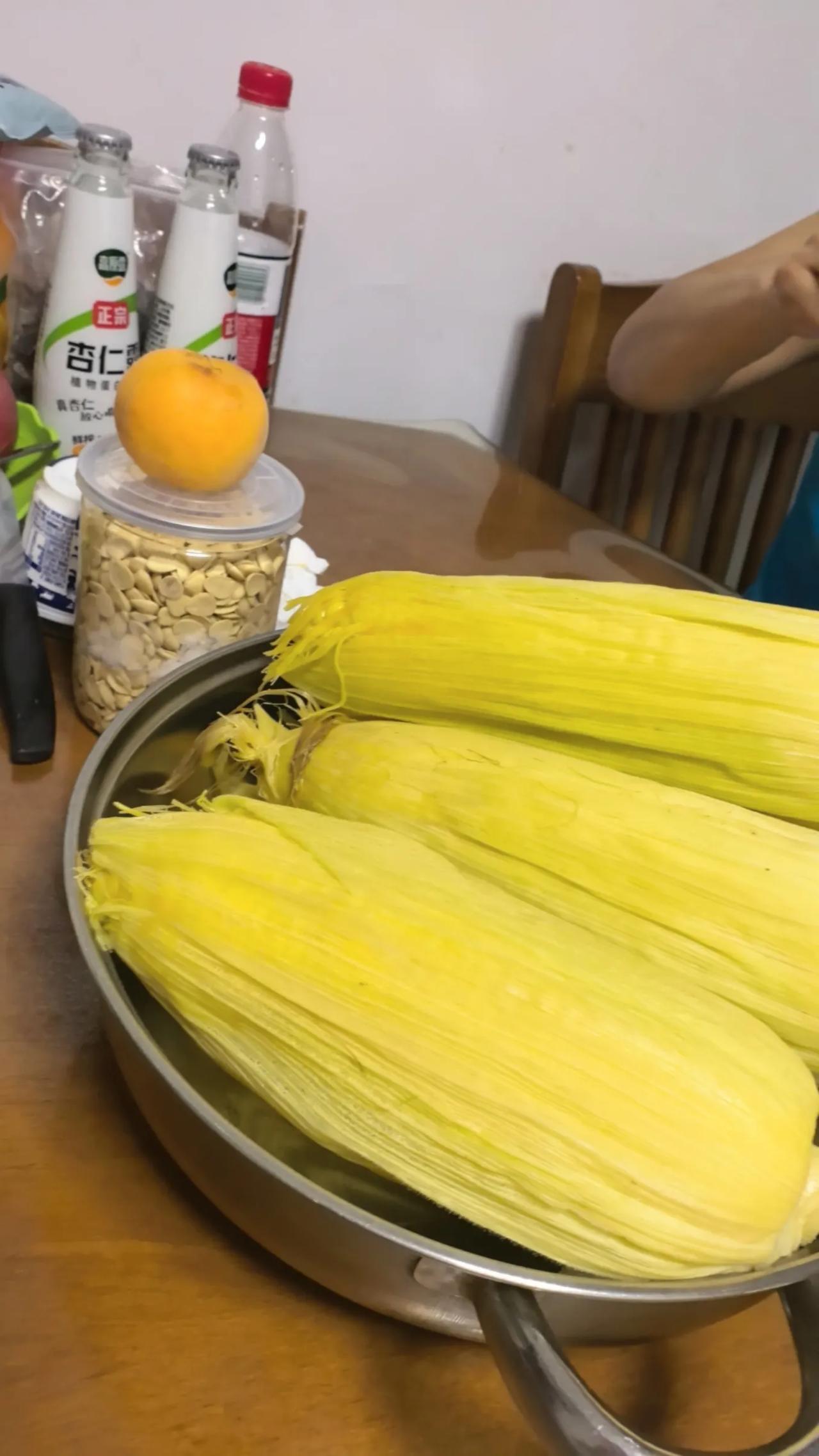 种一颗牙8000多元贵吗？这几天，陪着家人来到呼和浩特市一家口腔医院，医院的人热