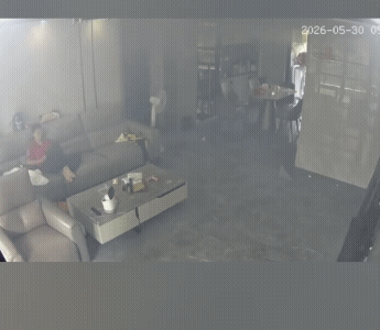 女子玩手机玩的入迷，厨房的烟雾弥漫了整个客厅，甚至到了卧室，可女子硬是没有感觉。