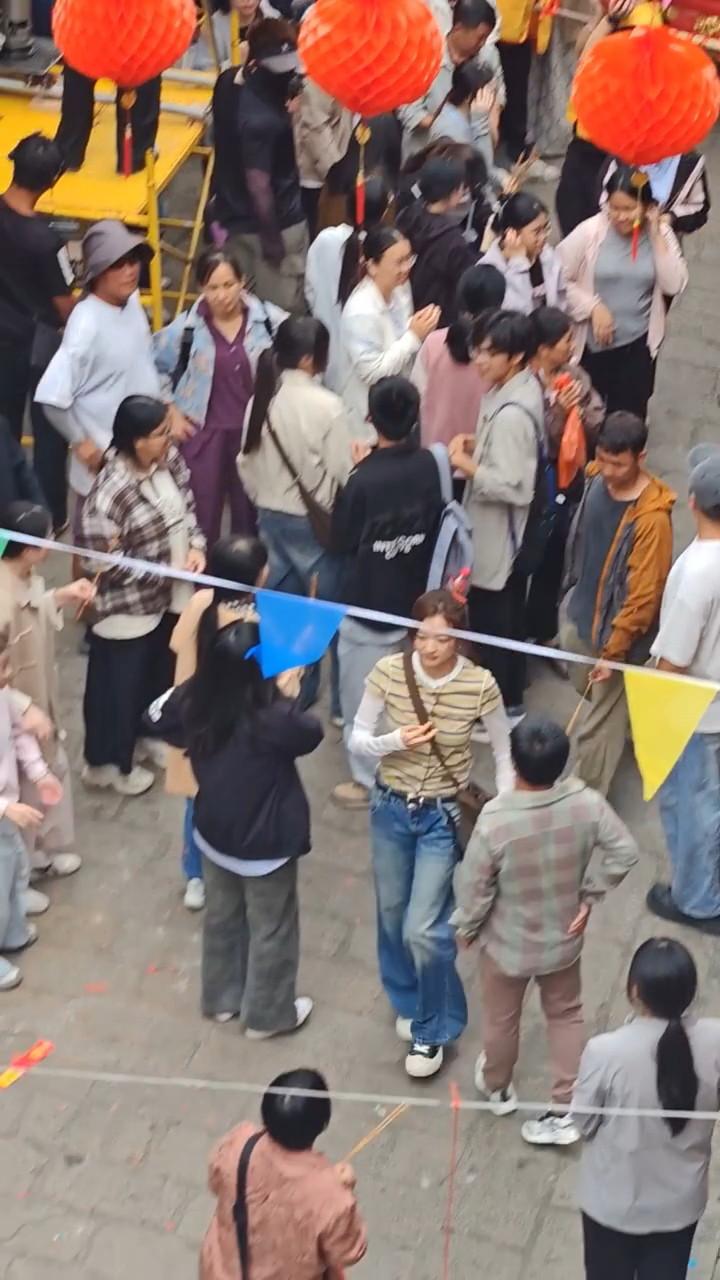 孙千在泉州拍游神孙千体验福建传统民俗行走洛阳古街惊喜邂逅《月下烟火》剧组，古街悠