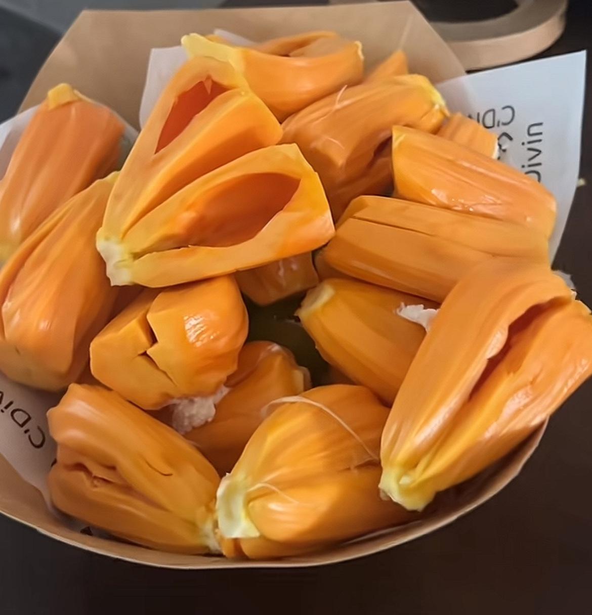 【玉林陆川一流动水果摊菠萝蜜遭遇半斤称】1月28日，网友爆料称：玉林市陆川九州巿