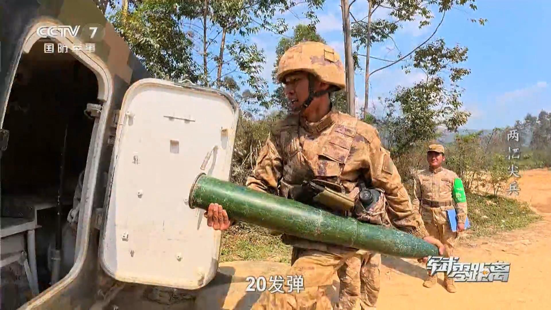 每天认识一件兵器搬运105毫米整装弹，一发弹重量有五六十斤，一次搬运20发，很考