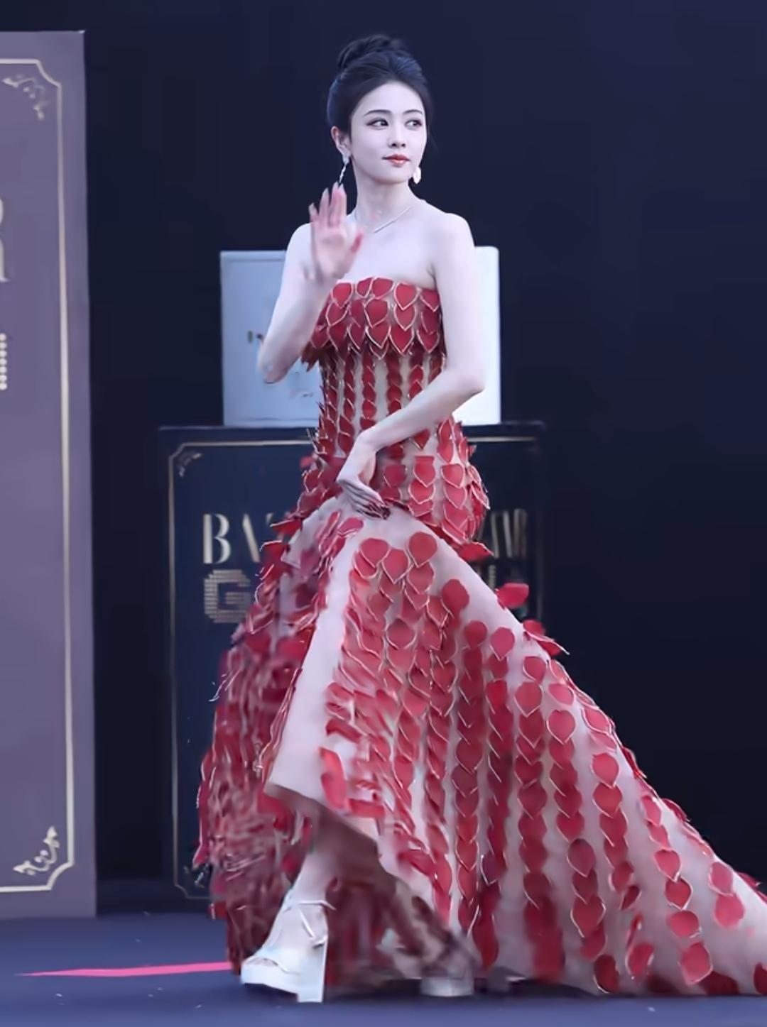 白鹿高扎发，这个发型这2年很多女明星都喜欢，好看且不出错，希望可以多一点新的造型