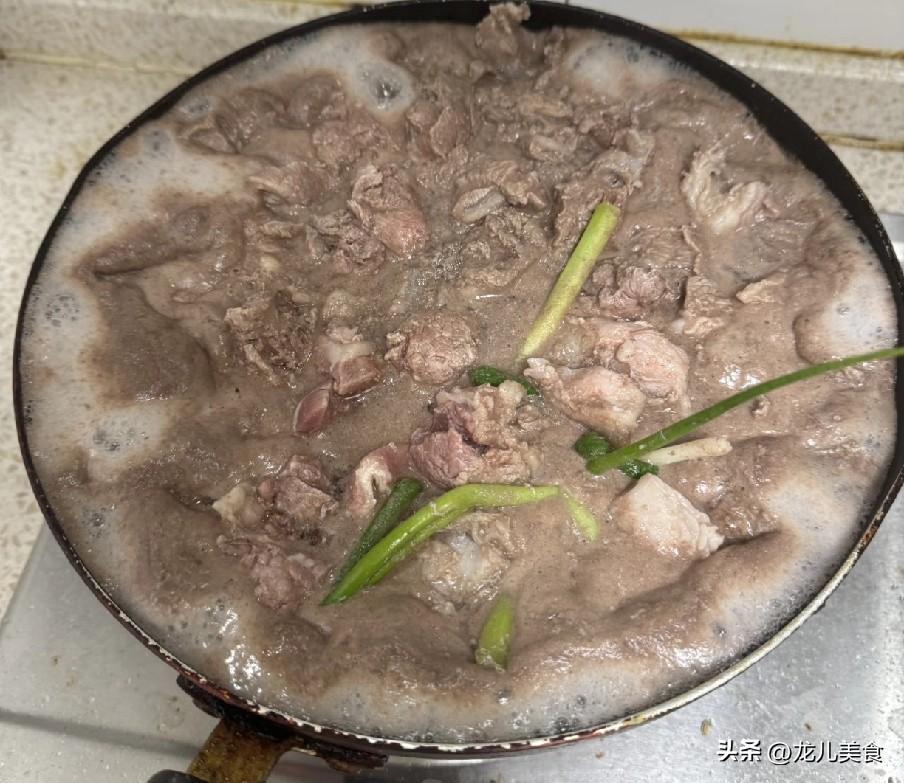 炖肉时的浮沫，是营养精华还是脏东西？该不该撇去？
 
炖肉是中式家常美味，凭借软