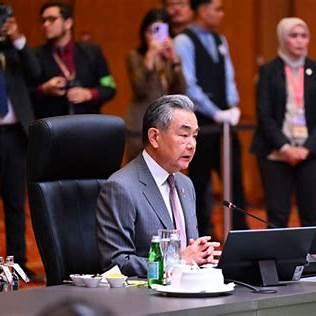 王毅前脚在马尼拉谈完中国东盟，后脚直飞吉尔吉斯斯坦、10+3会场上，中方席位换成