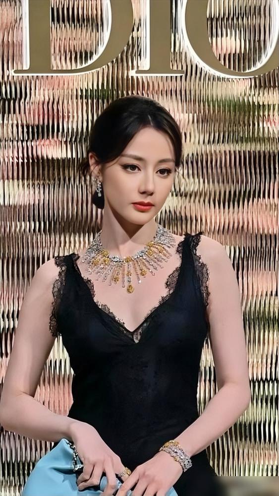 都以为是熹妃回宫，现场一看，不对劲，她眼里那股劲儿根本没藏。
 
旁边的小花们，