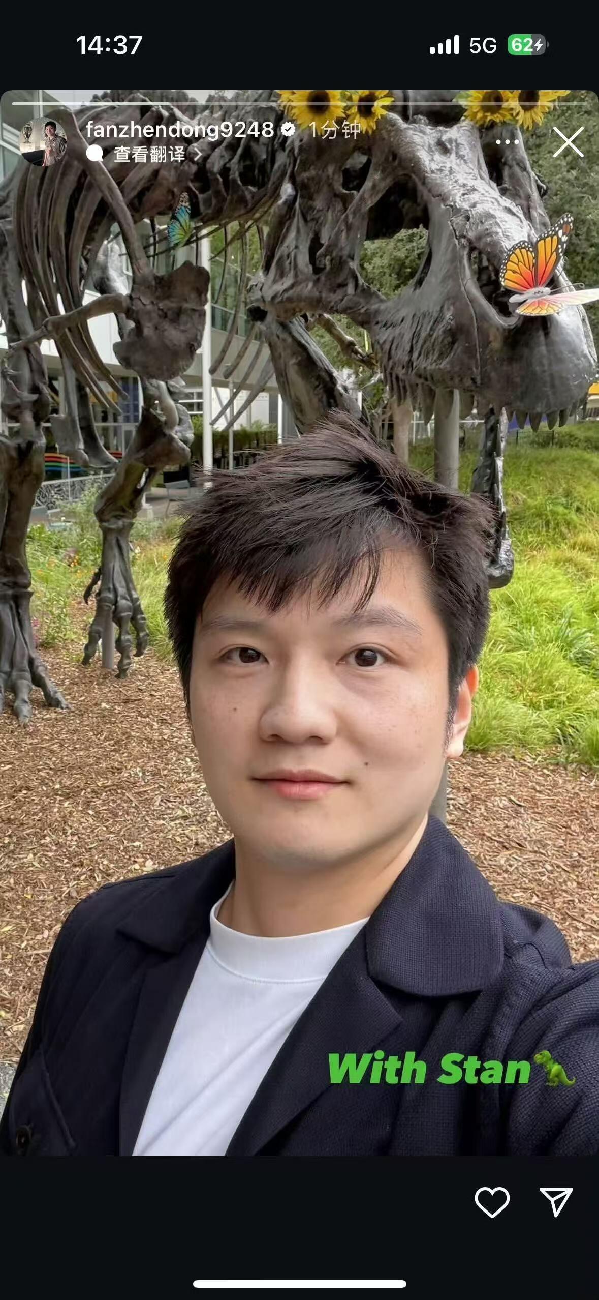 樊振东和霸王龙合影樊振东参观大厂啦！哥自拍知道镜像了参观大厂的东东白白嫩嫩！在各