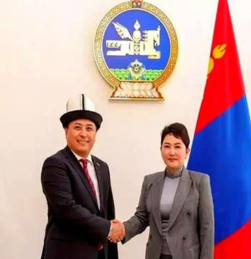 现在蒙古国人会不会后悔当年独立？实际上他们后悔了，后悔没把内蒙一块拿走。外蒙古与