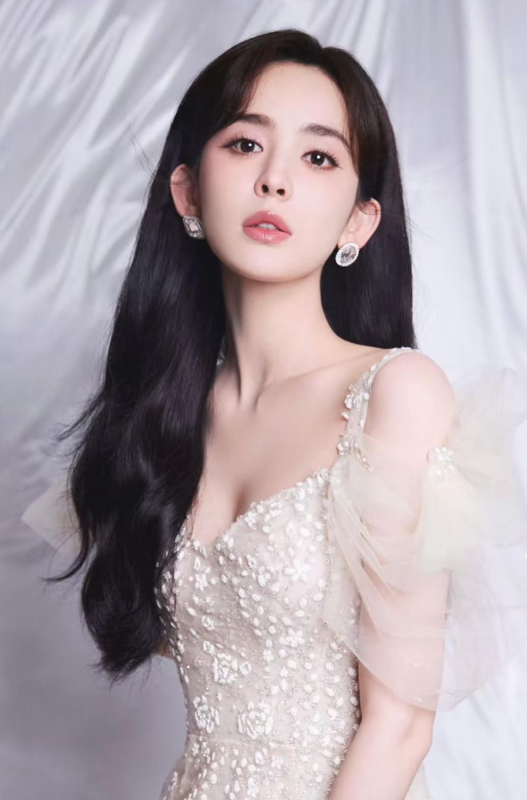 古力娜扎，性感迷人