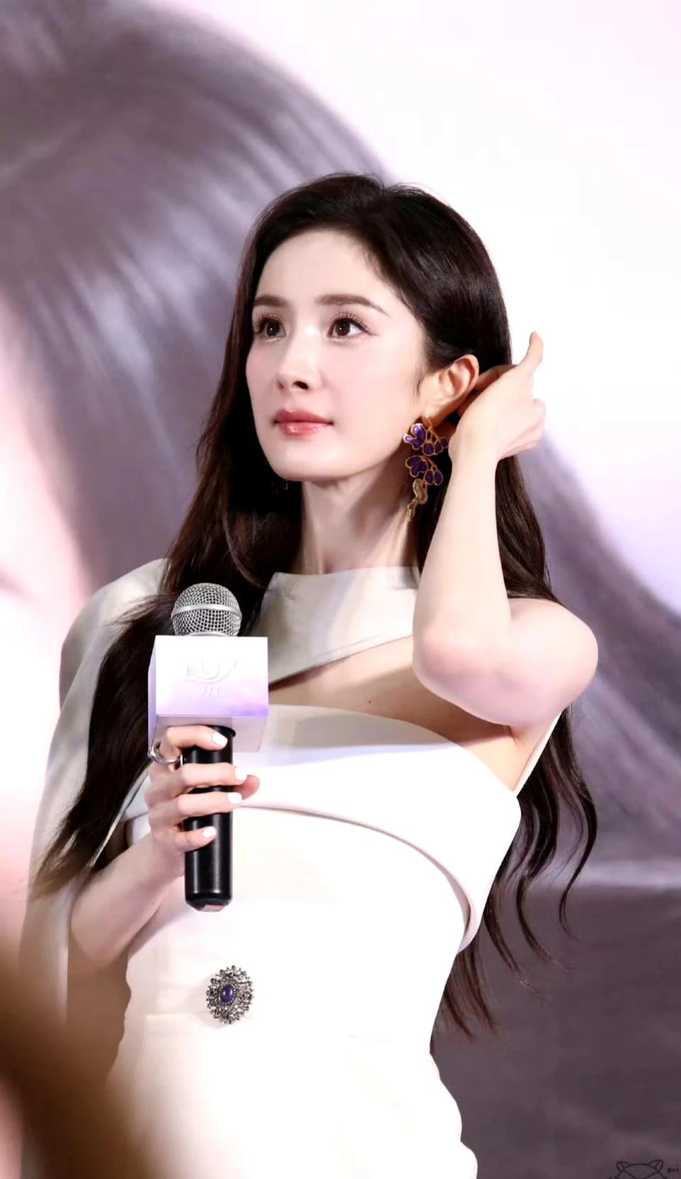 杨幂又变美了！
她如何做到离婚多年没有一丝绯闻的？
看她最新的活动生图，这状态也