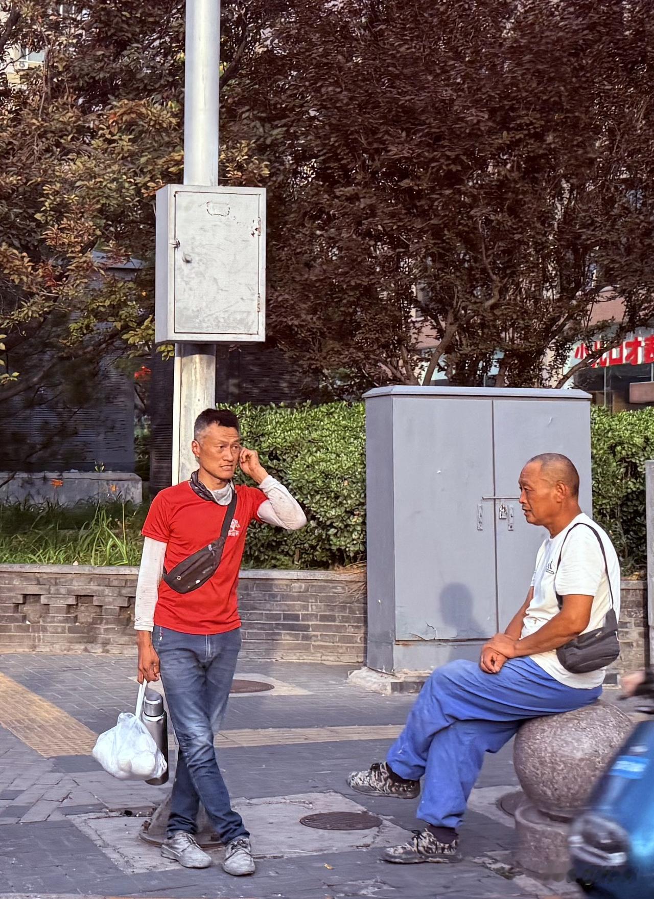 中年大叔的真实样子是怎样的他俩一看就是东北大叔，弄不好还唱过二人转呢？怎么看都像