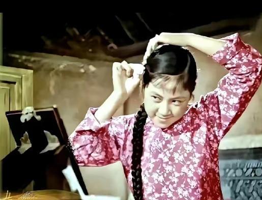 追她的人，据说能从北京排到南京。一堆的首长，一堆的大领导，削尖了脑袋想把这位红遍