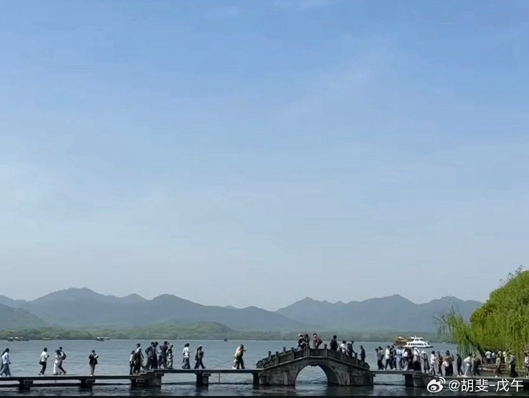 驿外断桥边，寂寞开无主 