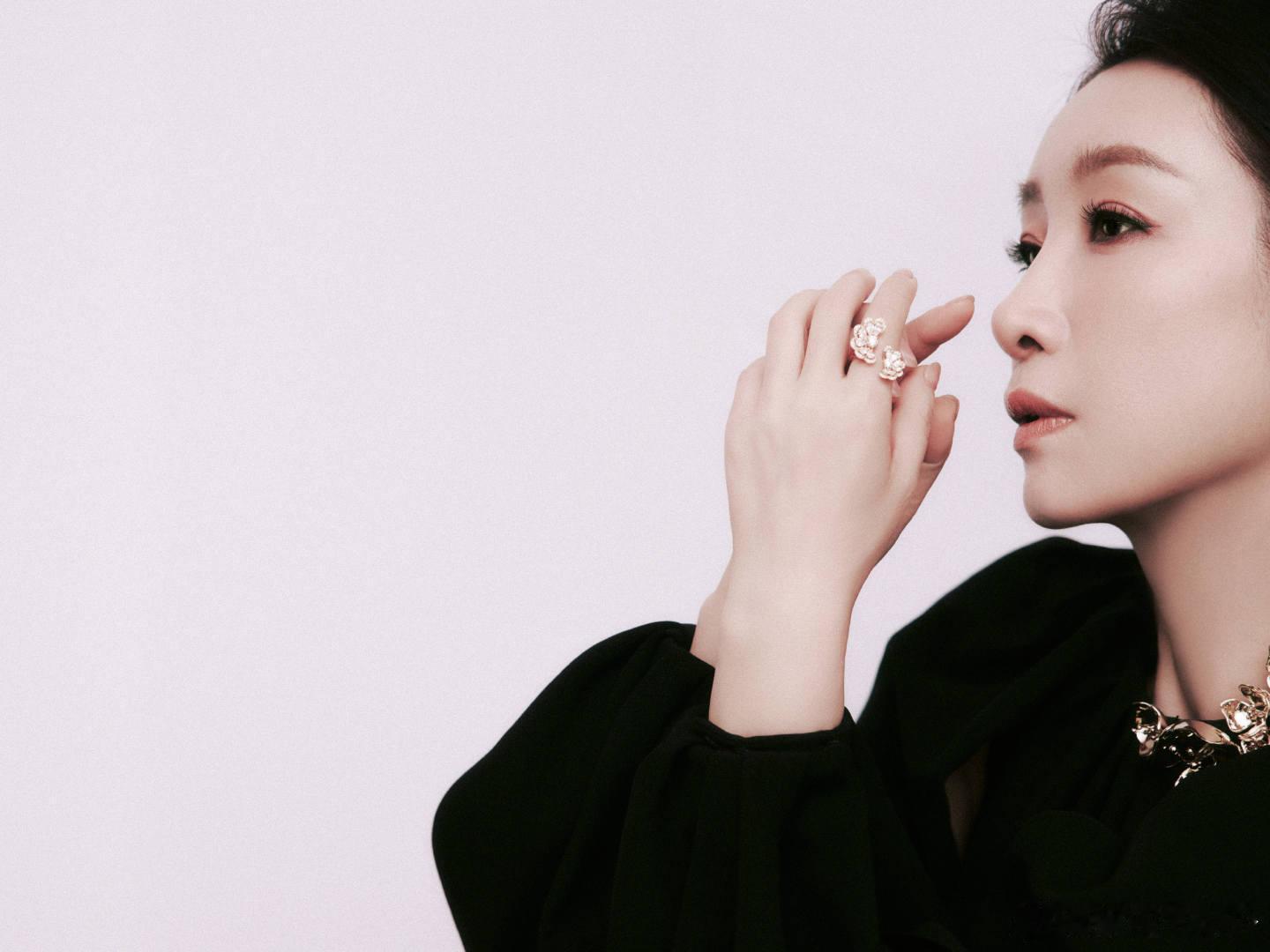 秦海璐又在金鸡后台睡着了  秦海璐出席第37届中国电影金鸡奖 颁奖典礼上穿的黑色