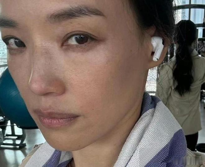 舒淇不化妆也敢露脸，雀斑都看得清清楚楚，真是做自己啊 