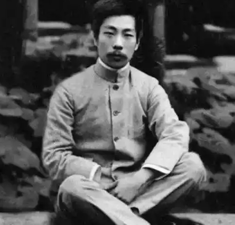 张作霖共有八子，原配赵春桂生下张学良与张学铭。1908年张学铭出生，虽是嫡子，却