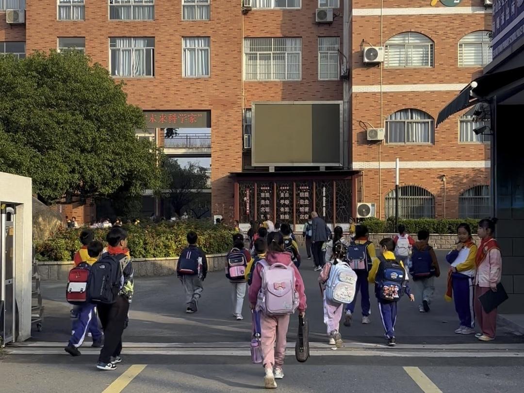 同事外地的，她家孩子明年就上小学了，她不想买房，就开玩笑说租我们房子排个学位。