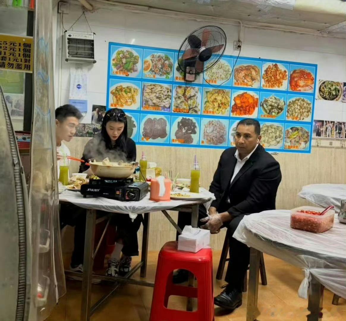 何猷君奚梦瑶和保镖同桌吃饭 我就想问，何猷君小时候连普通生活都没怎么接触过，专车