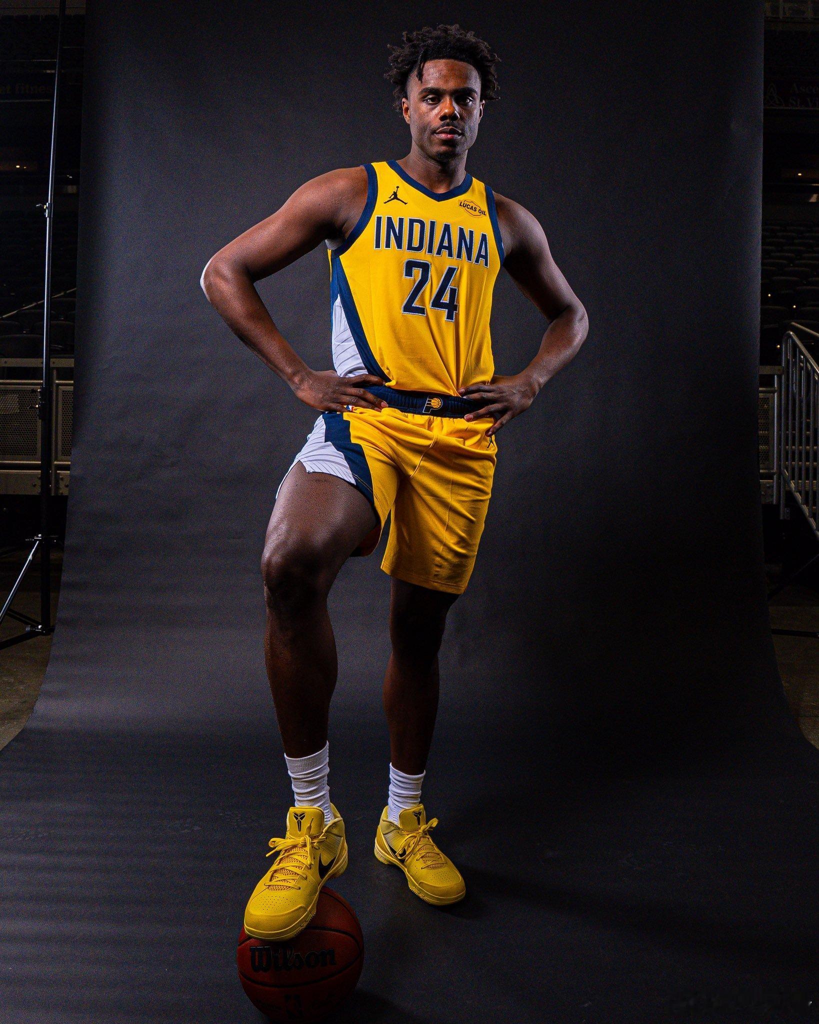 科布为步行者拍摄定妆照！ 