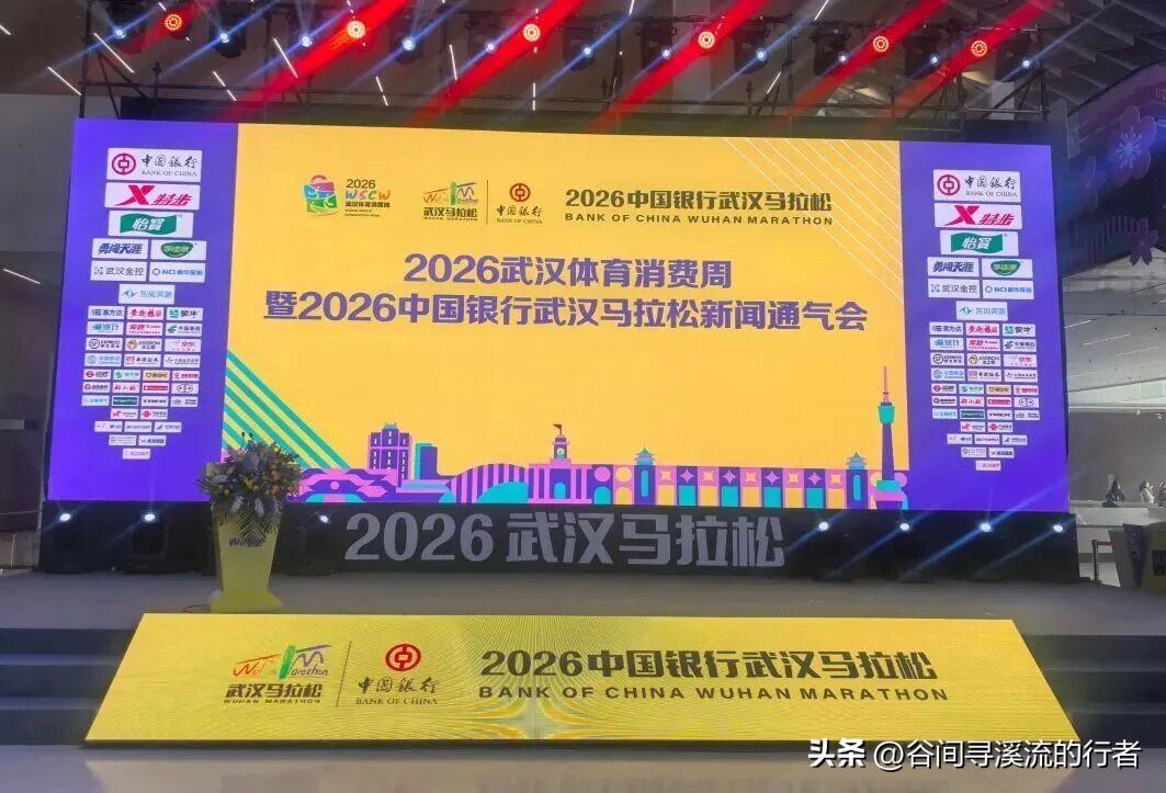 明日，汉马即将鸣枪开跑。今天下午，汉口沿江大道上已是忙碌一片，赛道筹备正紧锣密鼓