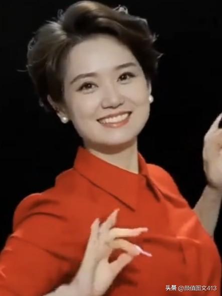 美女主持人李莎，知性优雅，台风稳健。她以敏锐洞察直击核心，用真诚传递温度，尽显新