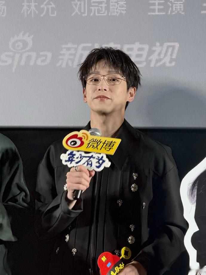 剧宣豁出去了没有尿点全是笑点彭昱畅在《年少有为》剧宣里唱歌的状态太好笑了🎤🎤