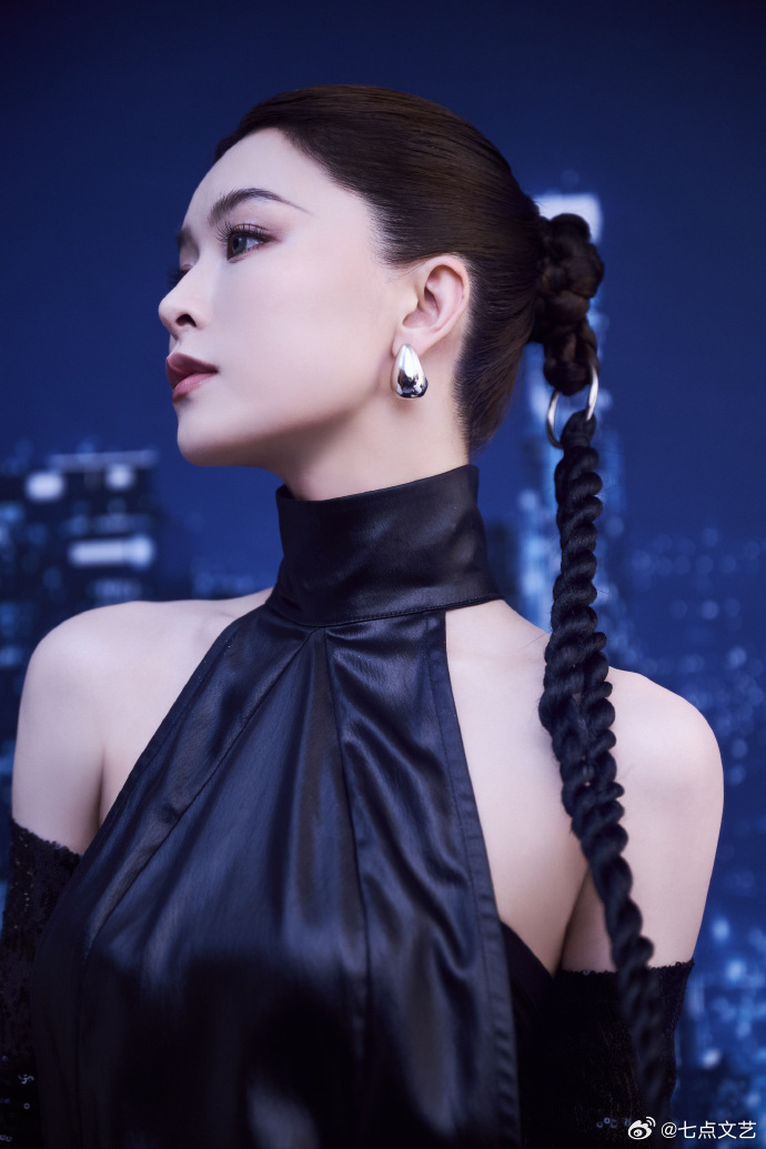 文咏珊猫眼烟熏妆 谁还没沉迷文咏珊的造型！猫眼烟熏妆魅惑凌厉，气场全开又灵动，像