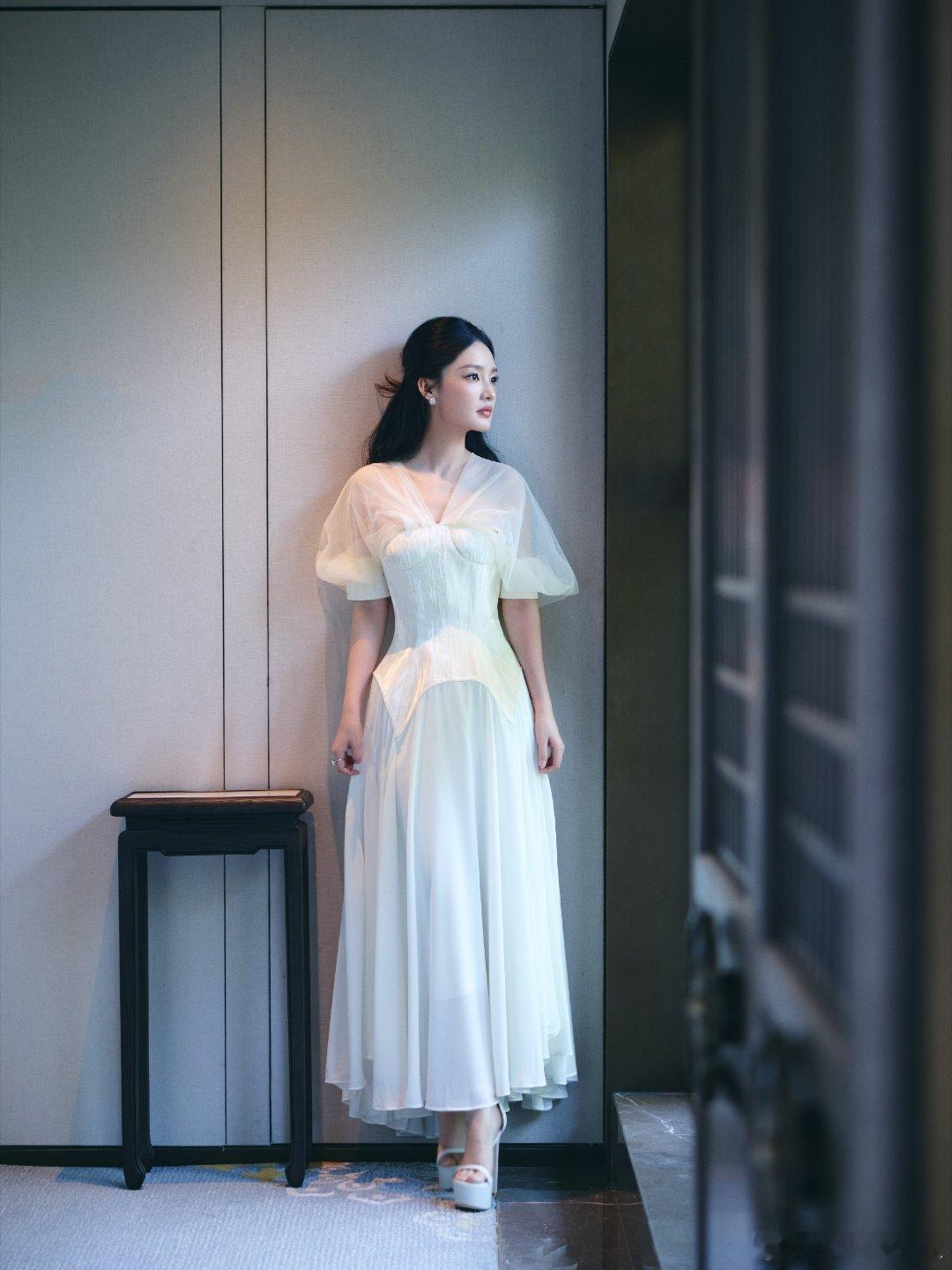 #李沁白色截断眼妆#李沁由内而外的气质内娱独一份，自带的气场氛围感，别人真的是复