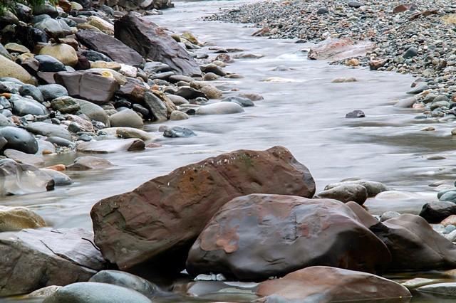 "人生如溪，不必急着奔涌成海——在石间低吟的清响，在林中绕行的温柔，都是岁月赠予