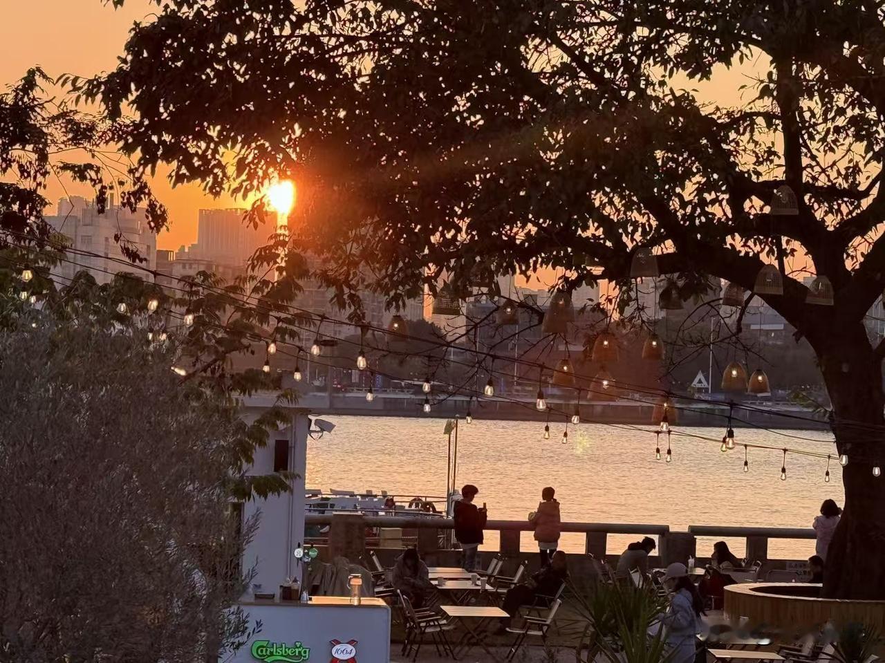 今天是4月20日，星期一，早安。谷雨润万物，心安即归处。

春天的最后一个节气，