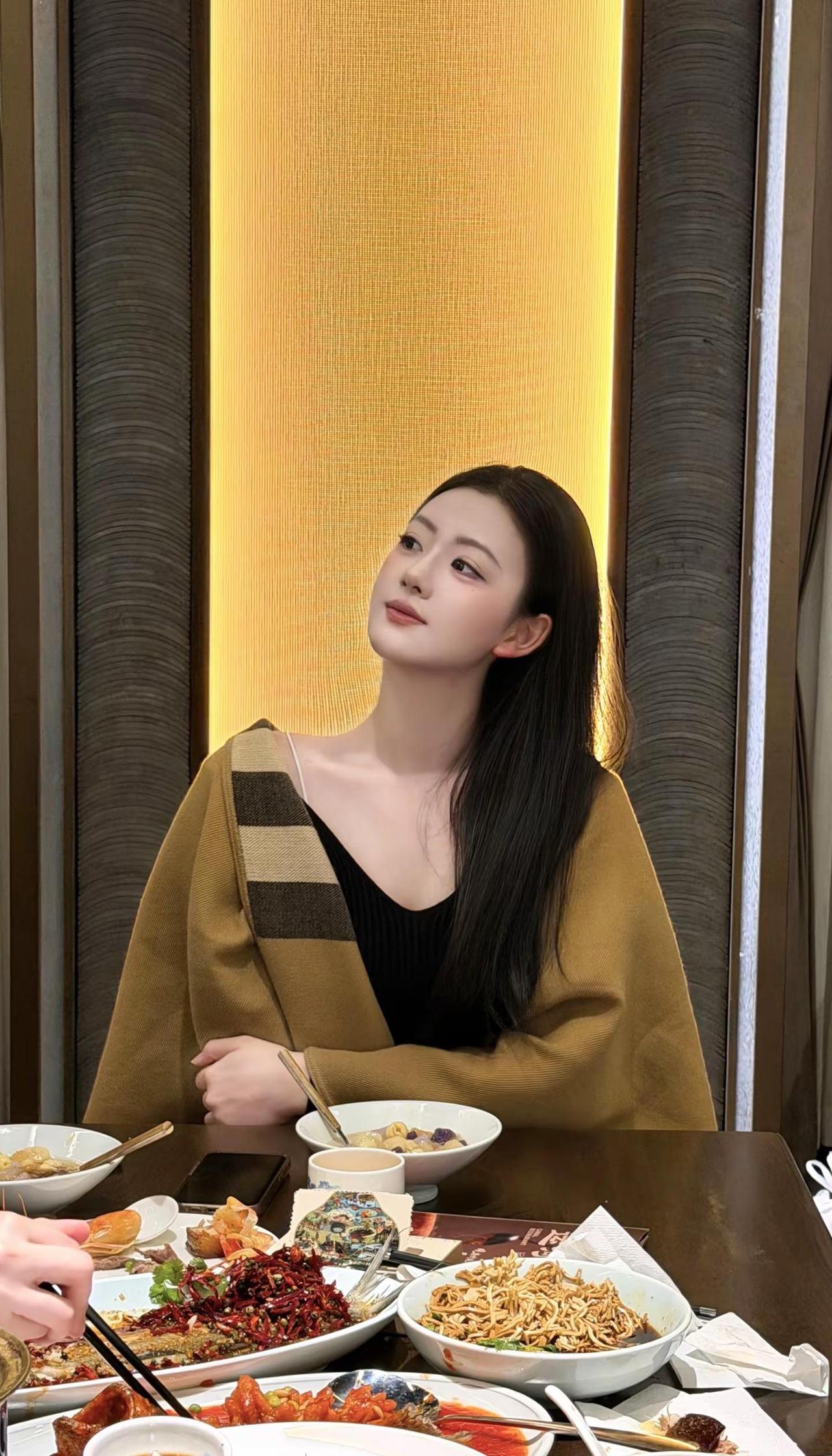 战胜每个你想依赖别人的时刻。女明星用餐 气质大披肩 美食与穿搭的碰撞